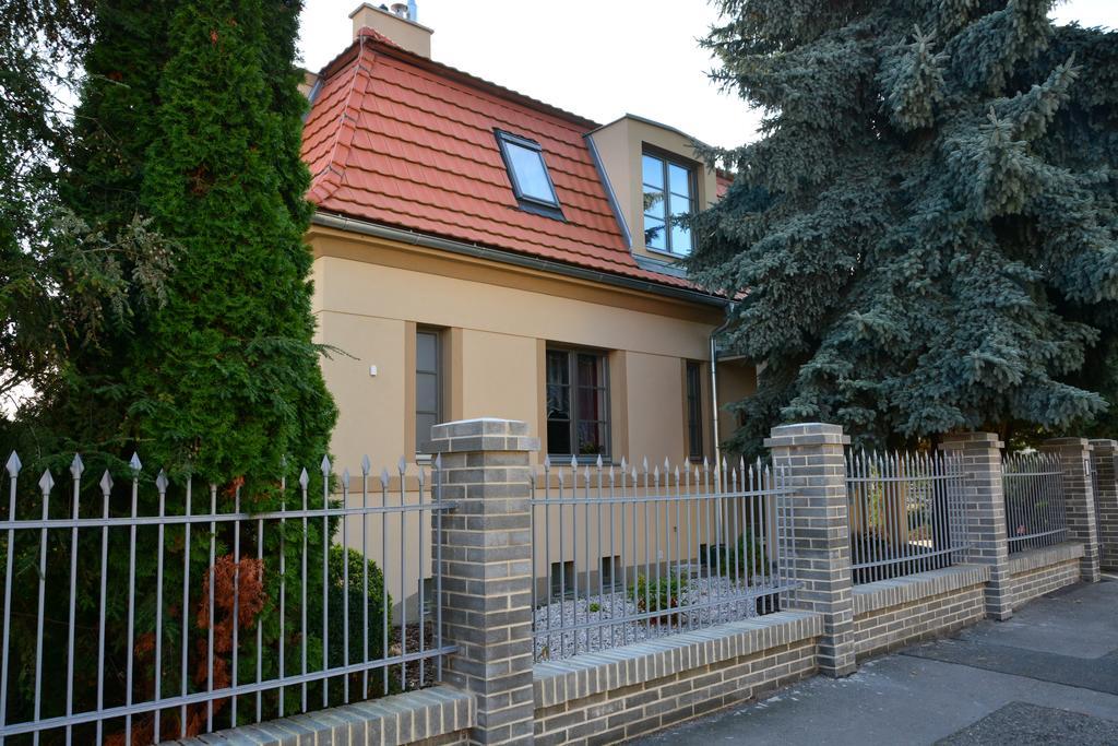 Vila Krocinka Prag Exteriör bild